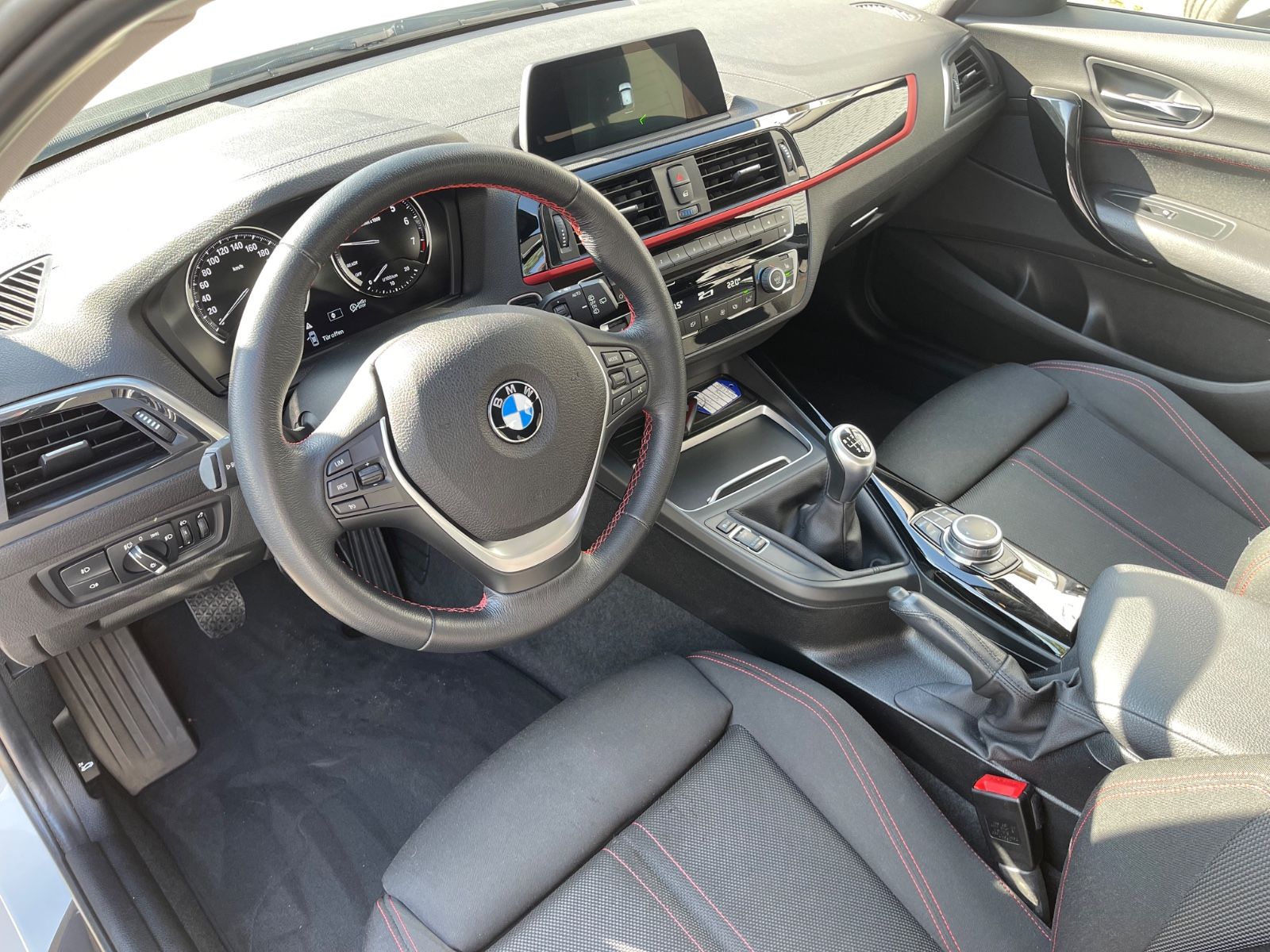 Fahrzeugabbildung BMW 118 i Sport Line