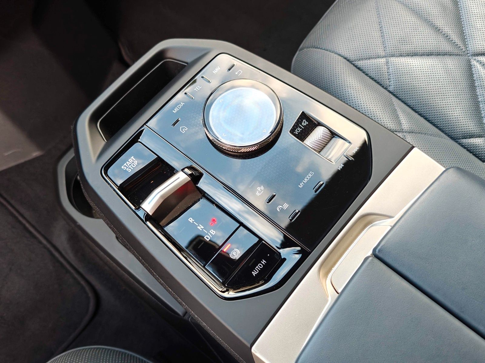 Fahrzeugabbildung BMW iX 40 xDrive