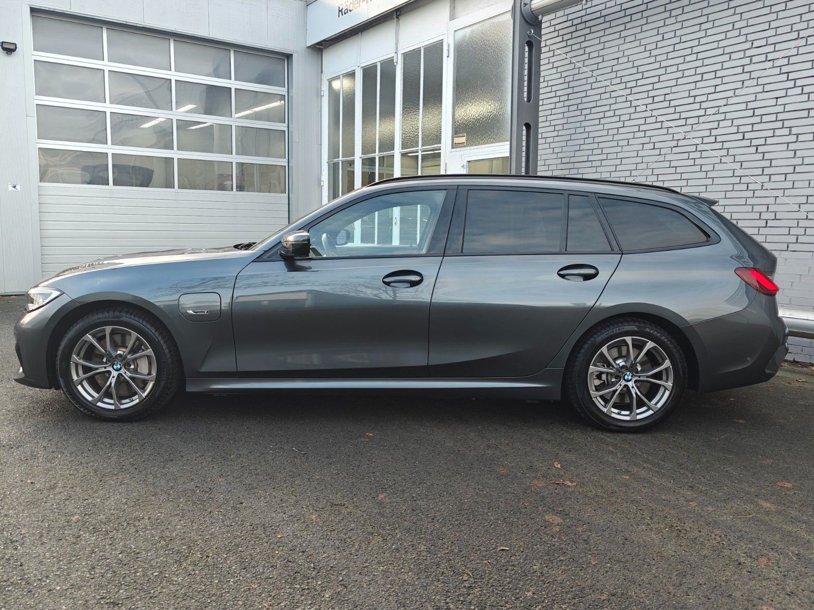 Fahrzeugabbildung BMW 330e Touring M Sport