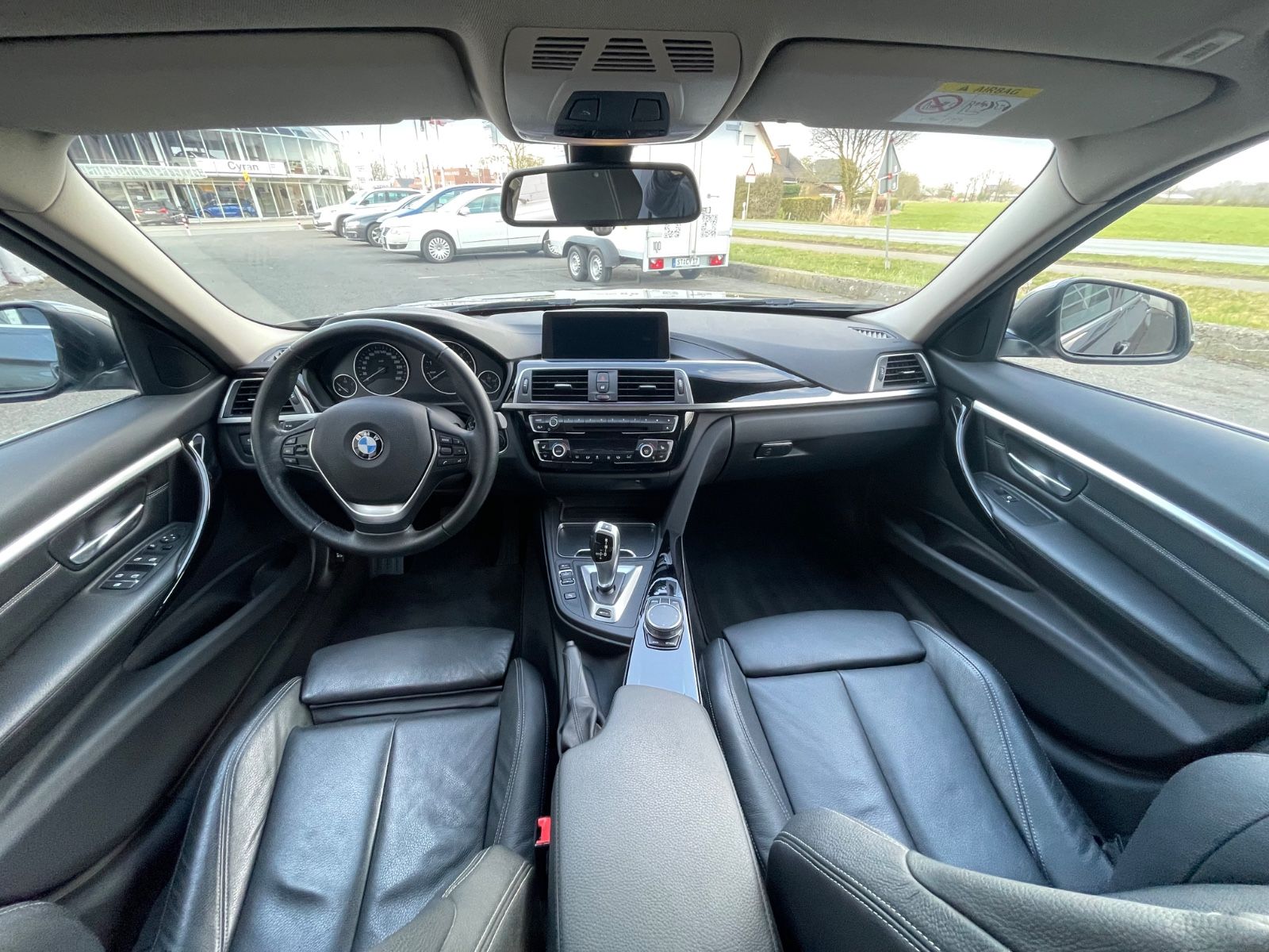 Fahrzeugabbildung BMW 330e Limousine  Luxury Line