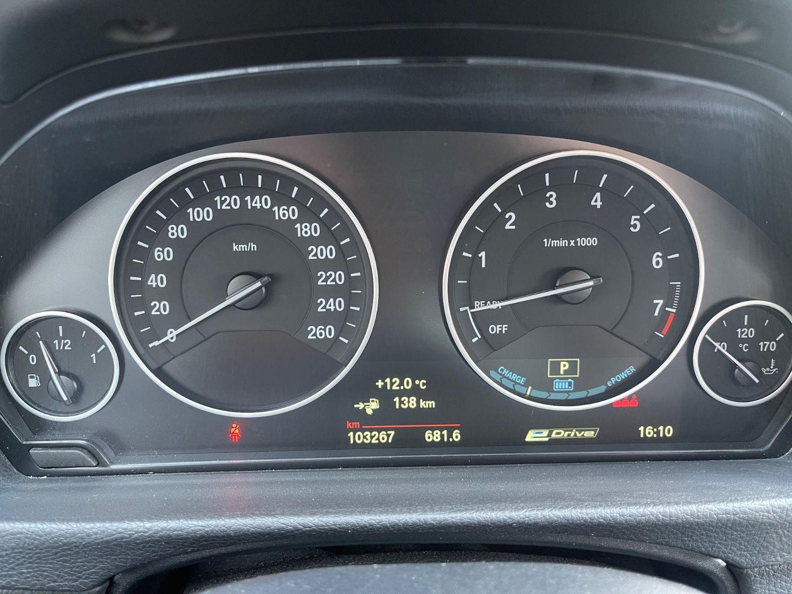 Fahrzeugabbildung BMW 330e Limousine  Luxury Line