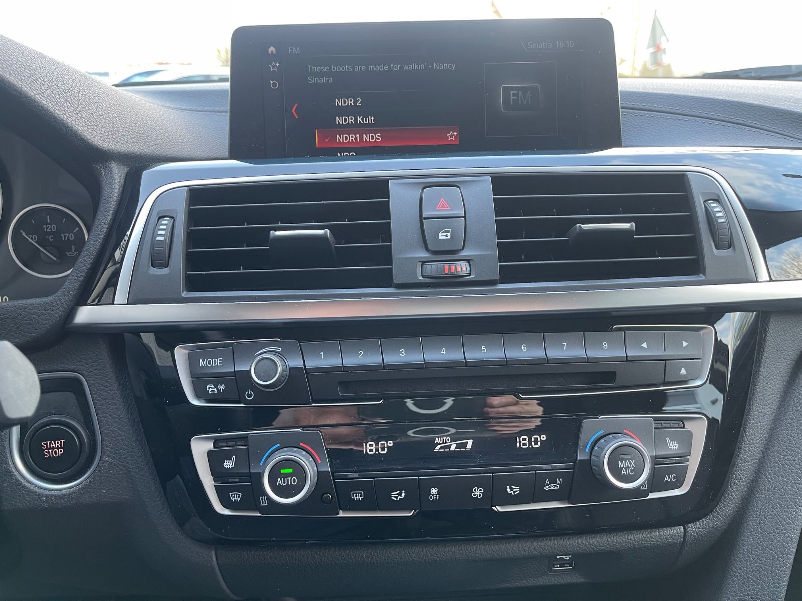 Fahrzeugabbildung BMW 330e Limousine  Luxury Line