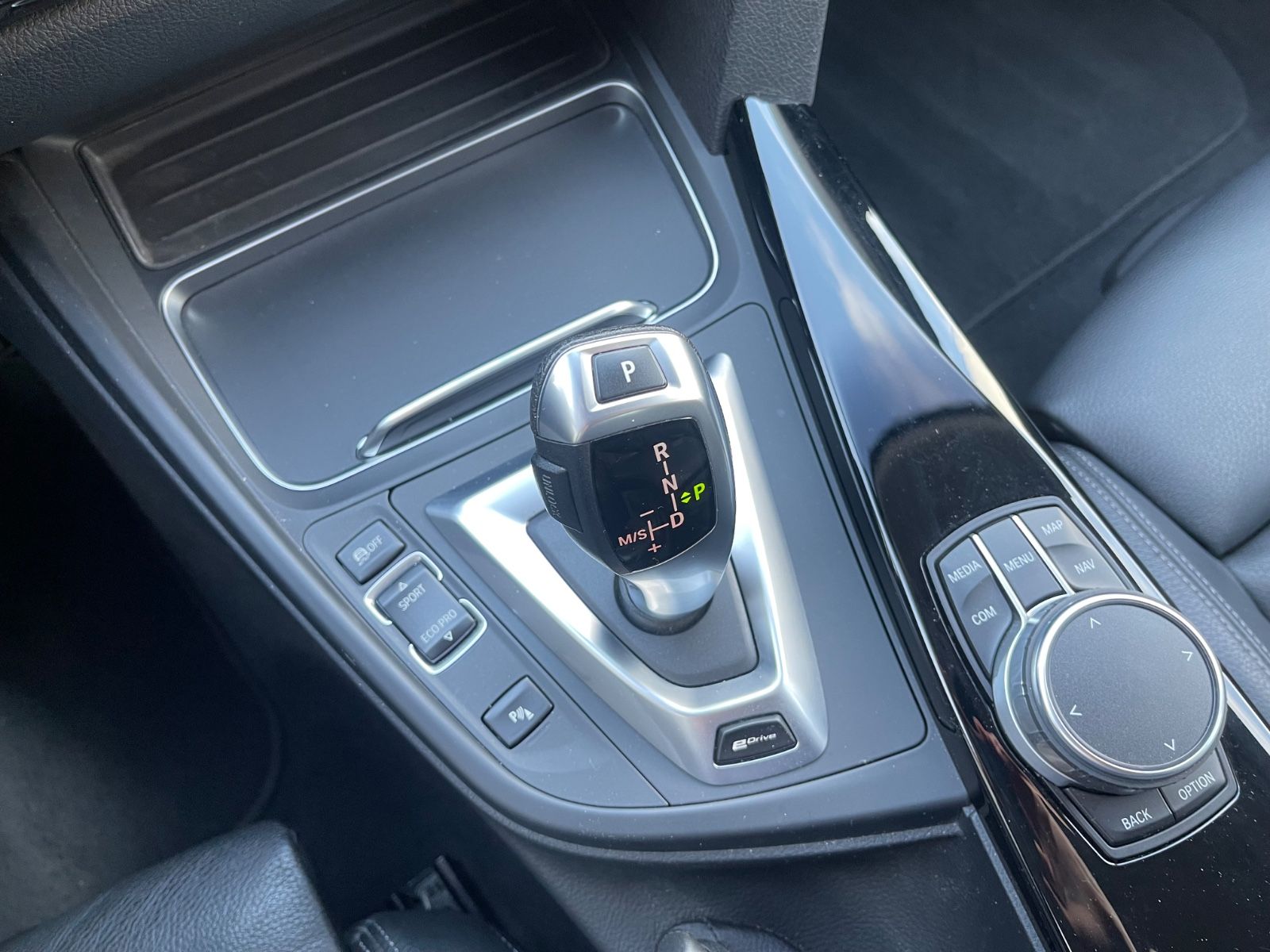 Fahrzeugabbildung BMW 330e Limousine  Luxury Line