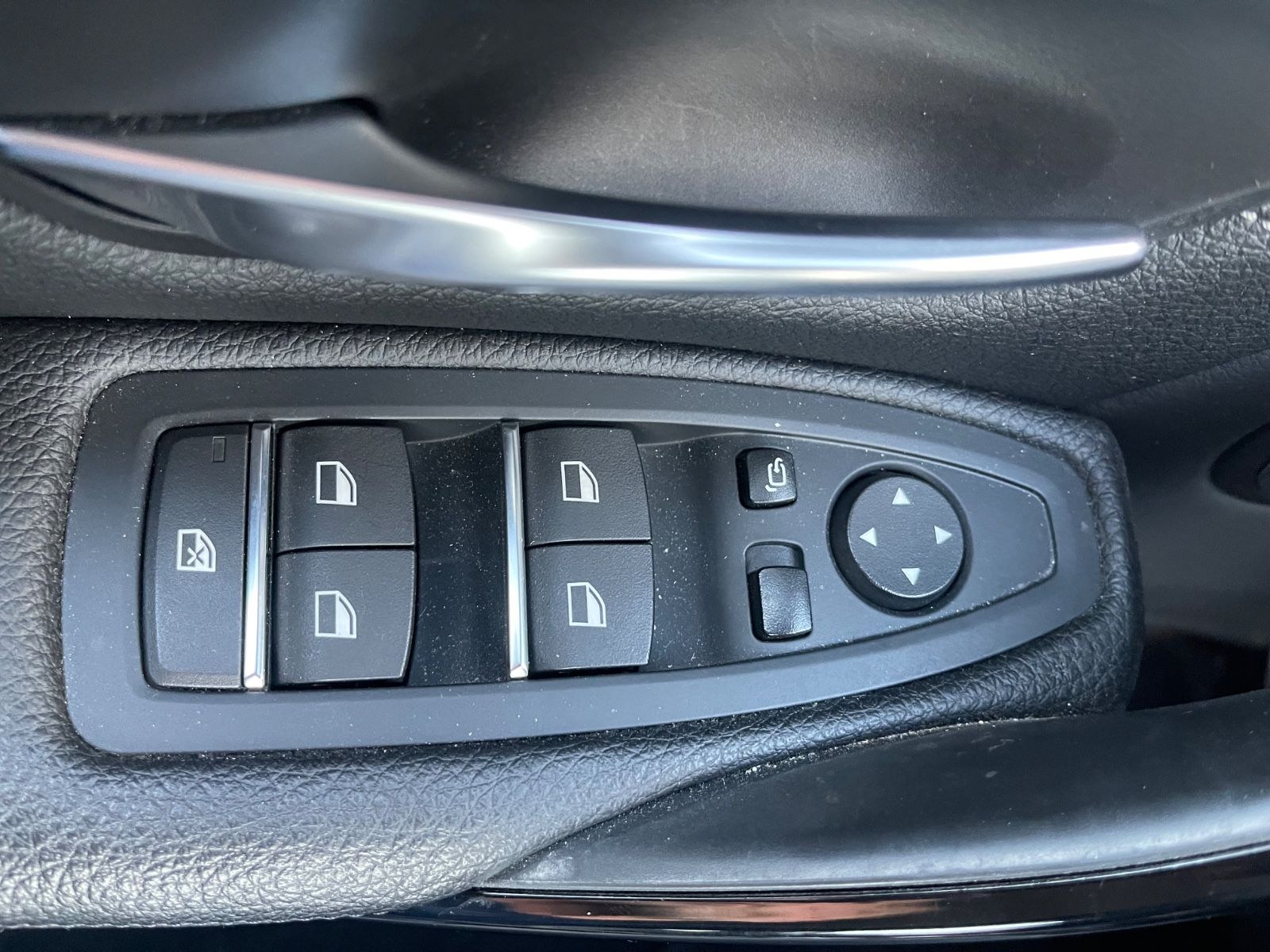 Fahrzeugabbildung BMW 330e Limousine  Luxury Line