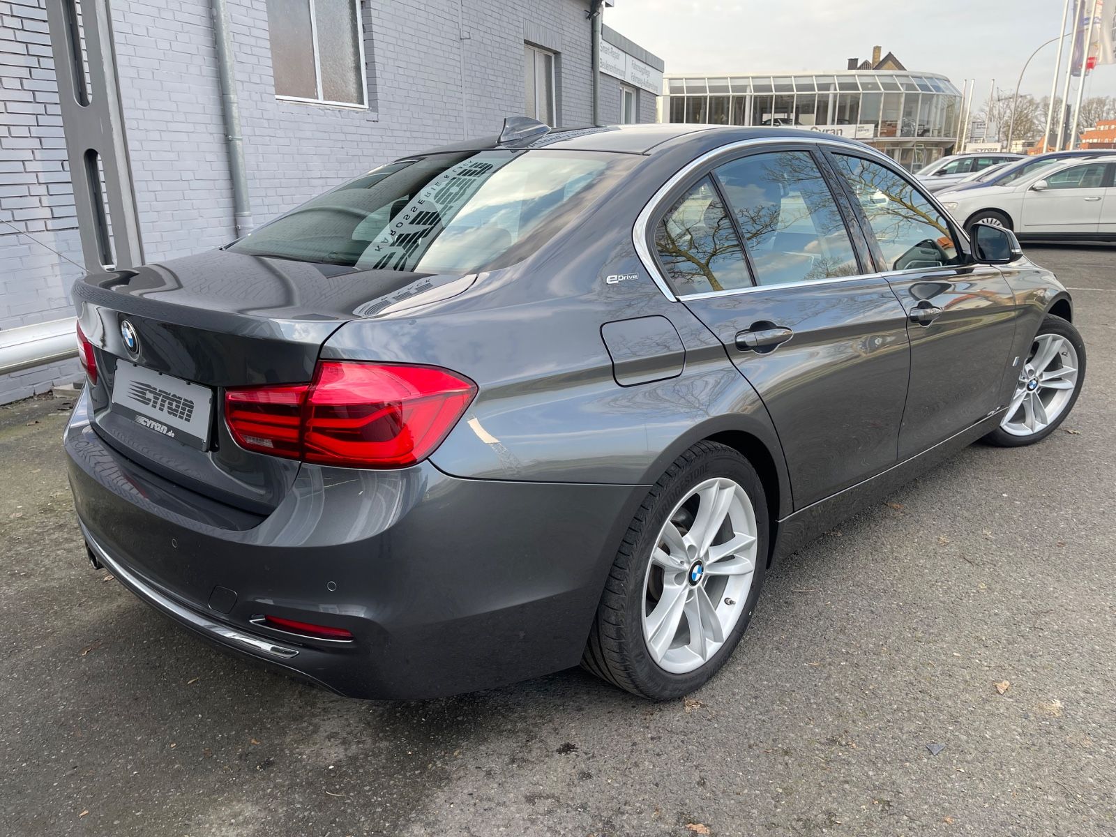 Fahrzeugabbildung BMW 330e Limousine  Luxury Line