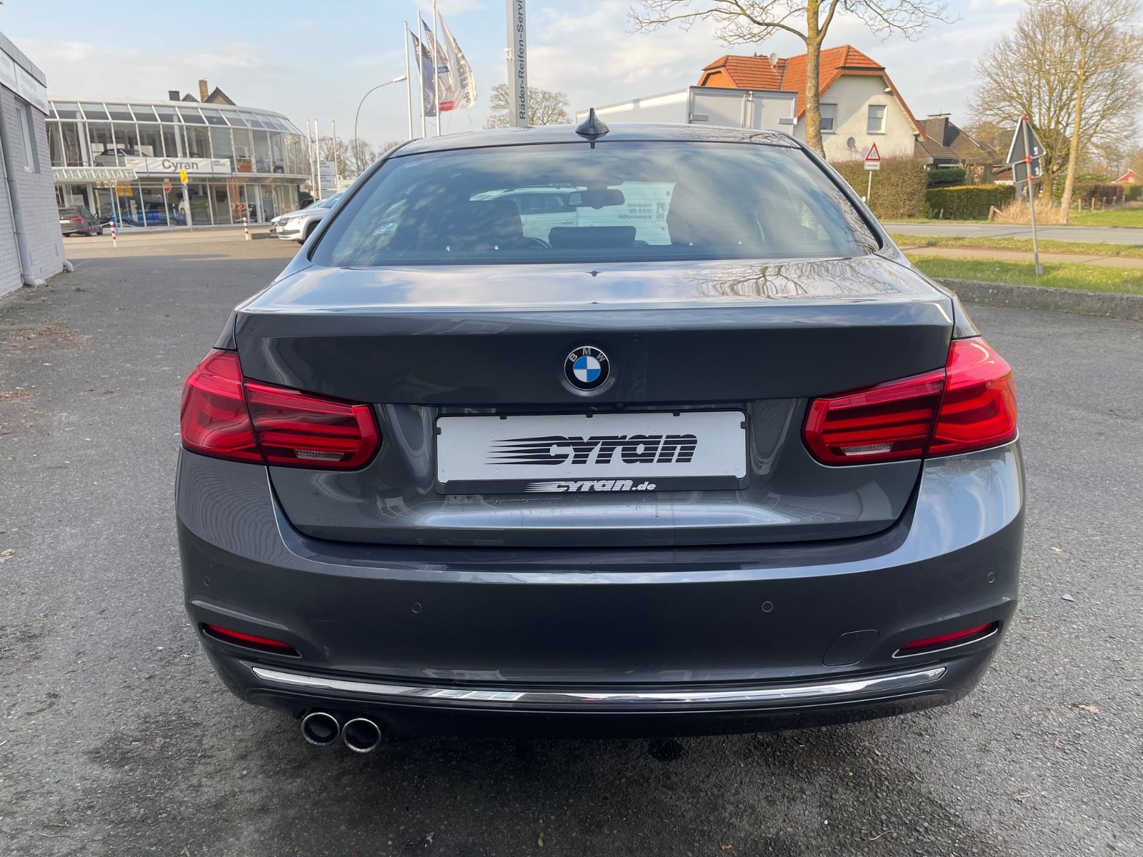 Fahrzeugabbildung BMW 330e Limousine  Luxury Line