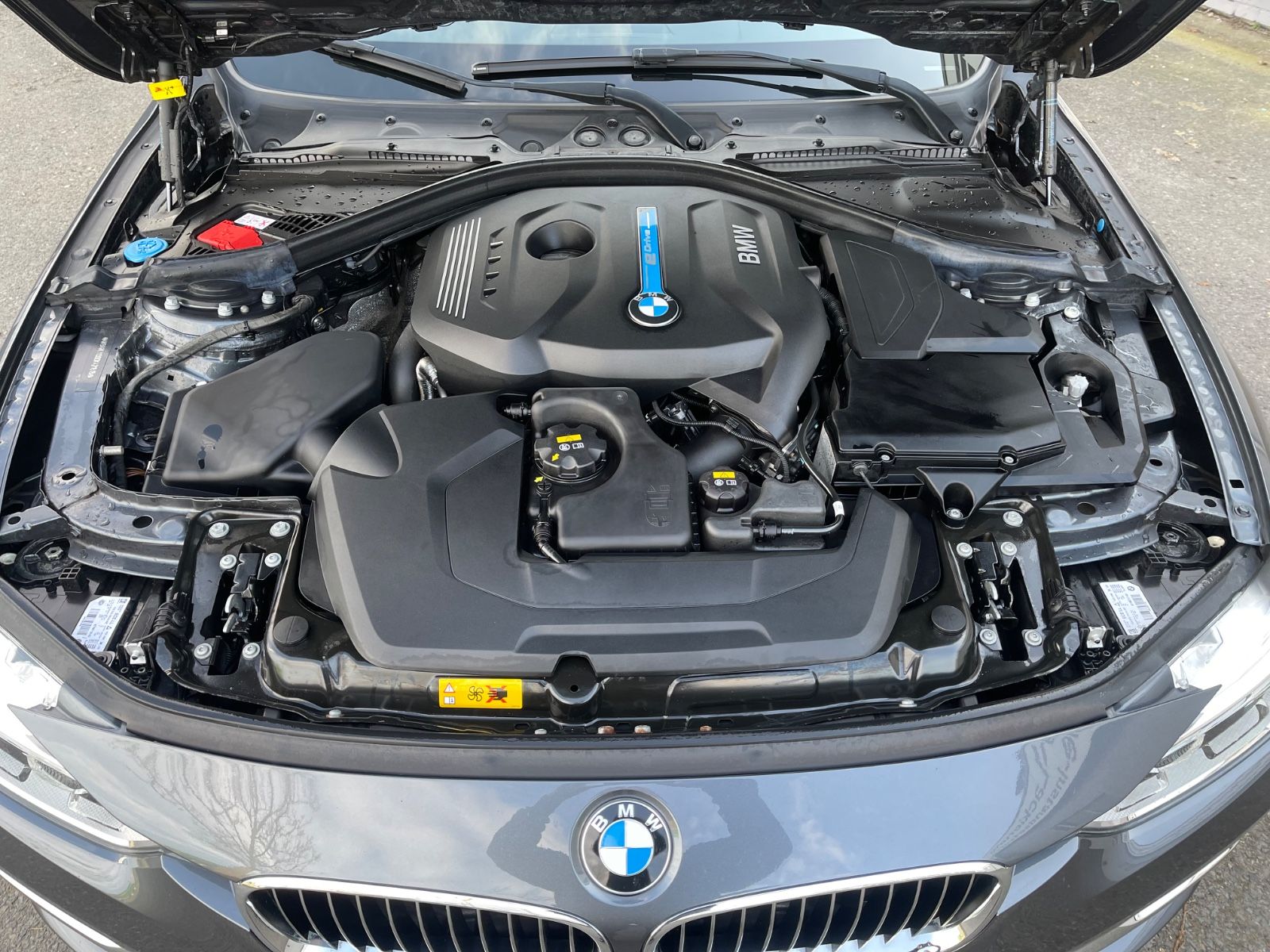 Fahrzeugabbildung BMW 330e Limousine  Luxury Line