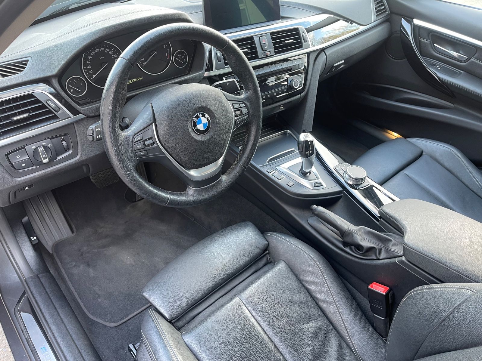 Fahrzeugabbildung BMW 330e Limousine  Luxury Line
