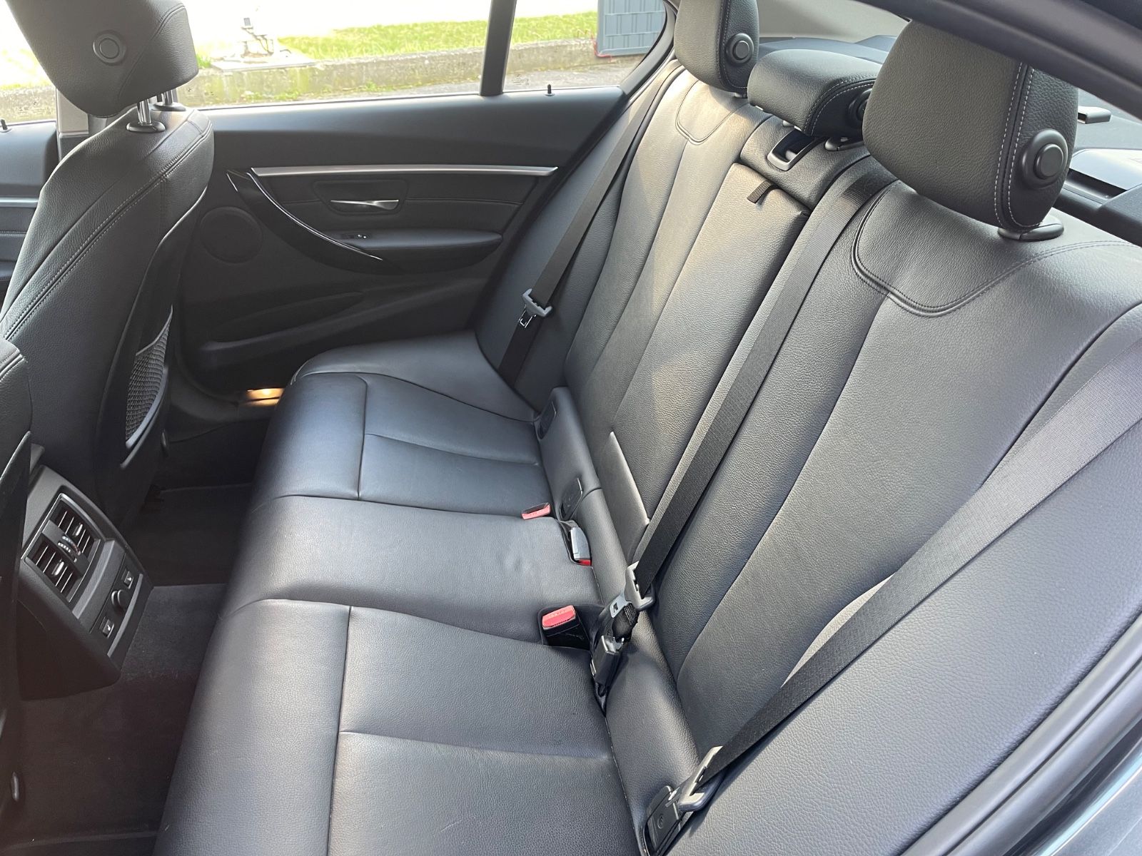 Fahrzeugabbildung BMW 330e Limousine  Luxury Line