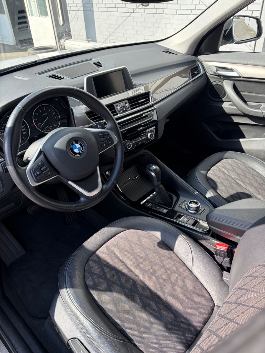 Fahrzeugabbildung BMW X1 25 i xLine